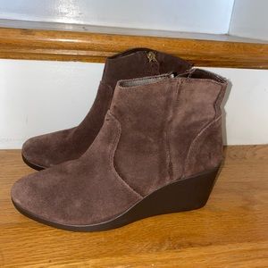 CROCS LEIGH BROWN SUEDE WEDGE BOOTIES 7W